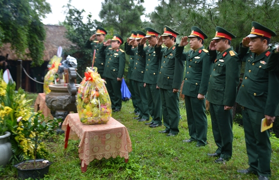 Trao quà của Bộ Quốc phòng tặng gia đình chính sách trên địa bàn Quân khu 4